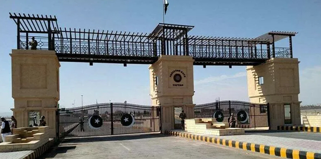 Pilgrims Stranded at Taftan Border for 15 Days, Will Spend Eid There