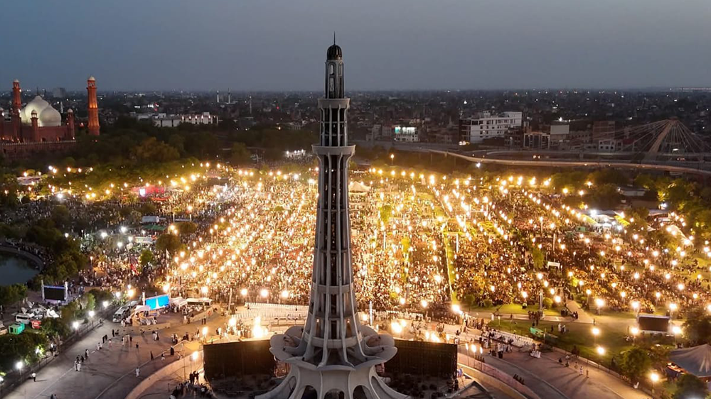 Massive Gathering at Minar-e-Pakistan Pays Tribute to Ayatollah Khamenei